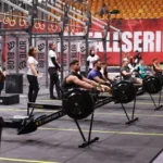 Crossfit-urheilijat soutavat veneellä radalla ja esittelevät soutulaite kokemuksia ainutlaatuisessa harjoitusympäristössä.