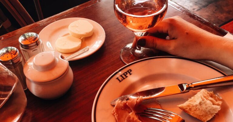 Jalkapallo - Iranin otteluiden siirtäminen MM-kisoissa: Mikä on urheilun rooli politiikassa?